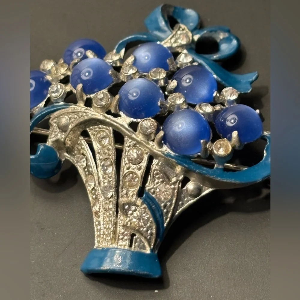 Vintage 1940s unsigned Coro moonglow carbochon blue stones flower basket brooch